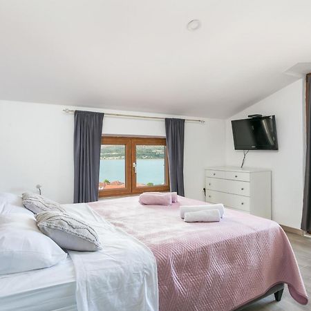 טרוגיר Apartments With A Parking Space Mastrinka, Ciovo - 4324 מראה חיצוני תמונה