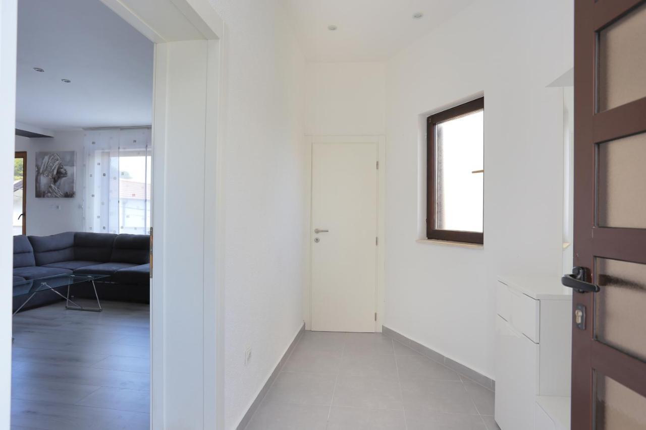 טרוגיר Apartments With A Parking Space Mastrinka, Ciovo - 4324 מראה חיצוני תמונה